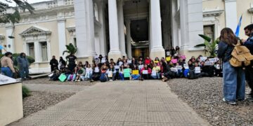 Alumnos de la UNT marcharon contra el acoso y la violencia digital