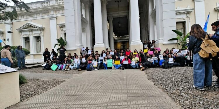 Alumnos de la UNT marcharon contra el acoso y la violencia digital