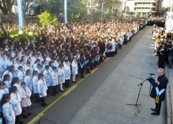Jaldo tomó la promesa a la Bandera a más de 3.000 escolares y cadetes