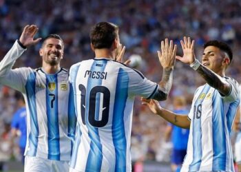El show de siempre: Messi hizo tres goles, igualó a Klose y Argentina arrancó la defensa del título con un contundente 3-0 a Argelia