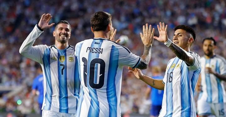 El show de siempre: Messi hizo tres goles, igualó a Klose y Argentina arrancó la defensa del título con un contundente 3-0 a Argelia