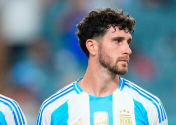 Balerdi se lesionó y Scaloni llamó a Senesi: El defensor del Tottenham se suma a la Selección a cuatro días del debut