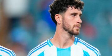 Balerdi se lesionó y Scaloni llamó a Senesi: El defensor del Tottenham se suma a la Selección a cuatro días del debut