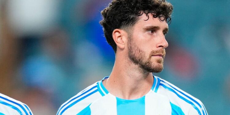Balerdi se lesionó y Scaloni llamó a Senesi: El defensor del Tottenham se suma a la Selección a cuatro días del debut