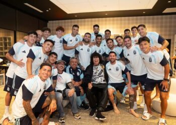 La Mona Jiménez llegó a Kansas City y la concentración argentina se convirtió en una fiesta