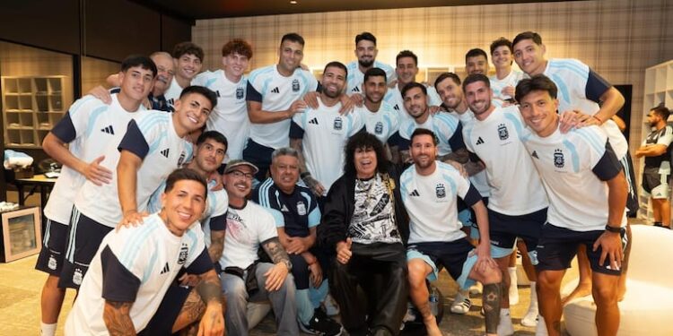 La Mona Jiménez llegó a Kansas City y la concentración argentina se convirtió en una fiesta