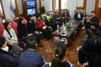 Jaldo recibió a alumnos de la ESEA y les garantizó asistencia