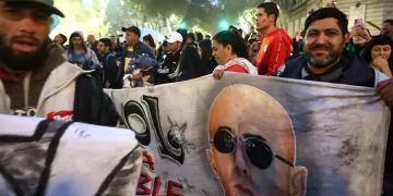 Incidentes en el Obelisco en la despedida del Indio Solari: La Policía desplazó a los manifestantes