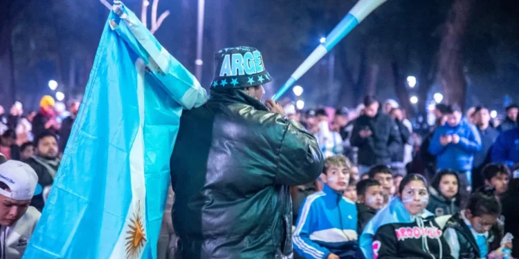 Ya es cábala: una multitud acompañó el triunfo de Argentina ante Jordania en el Punto Mundialista del Parque Avellaneda