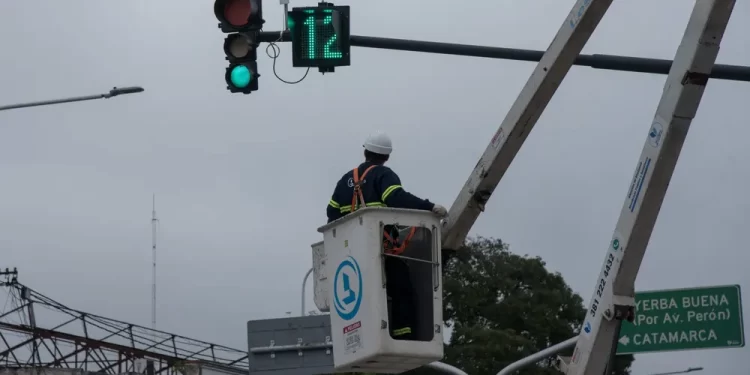 Con cuatro nuevos semáforos, refuerzan la seguridad vial en la zona norte de la capital