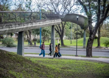 Por riesgo estructural: será removido el puente peatonal de avenida Benjamín Aráoz, a la altura del Lago San Miguel