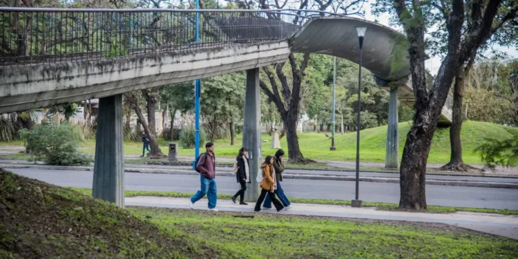 Por riesgo estructural: será removido el puente peatonal de avenida Benjamín Aráoz, a la altura del Lago San Miguel