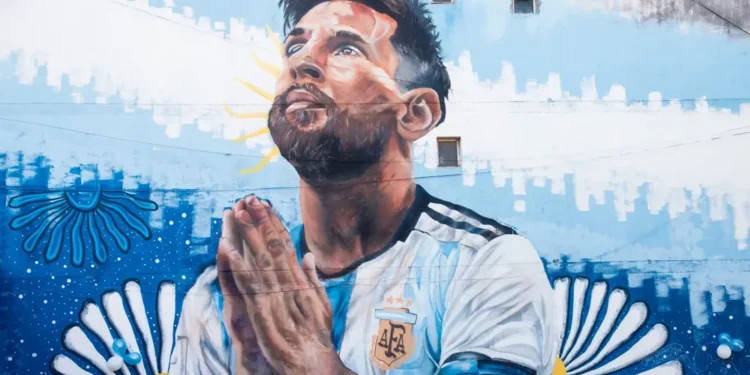 En pleno centro tucumano y el día de su cumpleaños, Lionel Messi quedó inmortalizado en un imponente mural