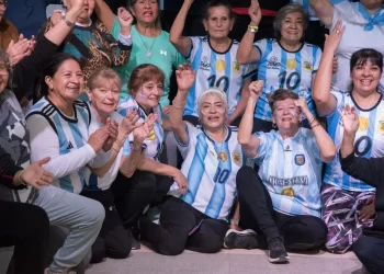 Con banderas, bombos y color: Los adultos mayores de la Capital ya viven el Mundial de Fútbol