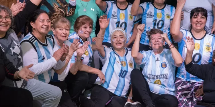 Con banderas, bombos y color: Los adultos mayores de la Capital ya viven el Mundial de Fútbol
