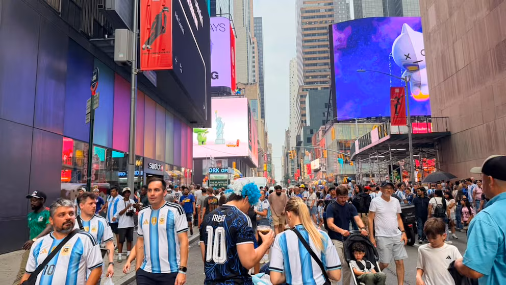 Previo a la final del mundial, multitudinario banderazo de los hinchas argentinos en Nueva York