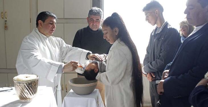 Una historia de fe, contención y esperanza: madre e hijo recibieron juntos el bautismo en el Hospital Avellaneda