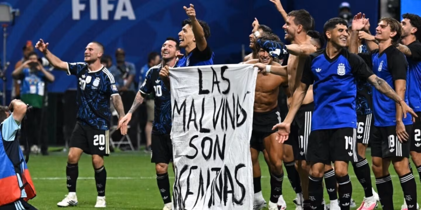 La FIFA le abrió un expediente a la AFA por la bandera de Malvinas tras el triunfo ante Inglaterra