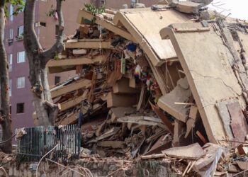 A casi un mes de los terremotos en Venezuela, buscan rescatar a dos personas que podrían seguir con vida