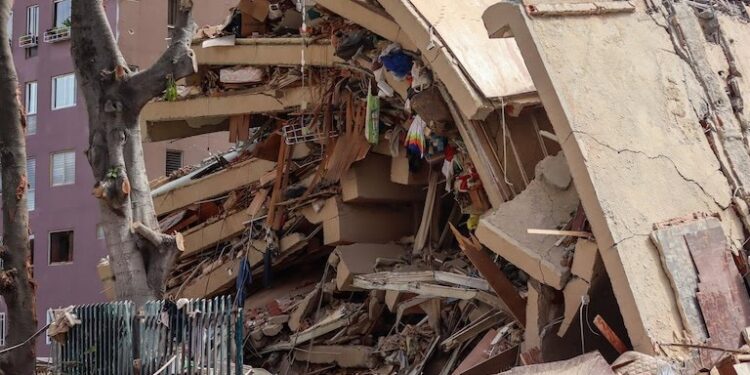 A casi un mes de los terremotos en Venezuela, buscan rescatar a dos personas que podrían seguir con vida