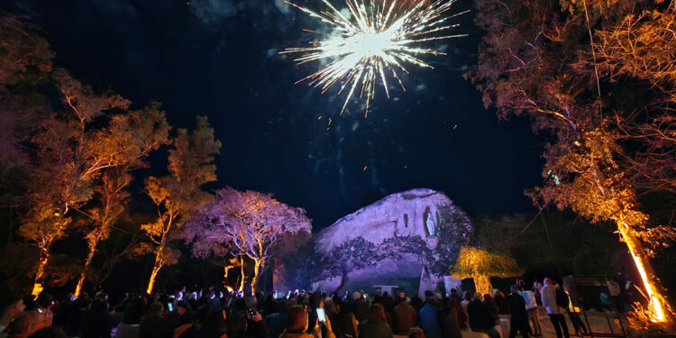Con una multitud emocionada, se estrenó el nuevo espectáculo de mapping «Lourdes, un mensaje de amor»