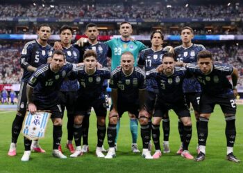 Argentina le dio la vuelta a Inglaterra en los últimos cinco minutos y va a la final contra España