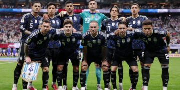 Argentina le dio la vuelta a Inglaterra en los últimos cinco minutos y va a la final contra España