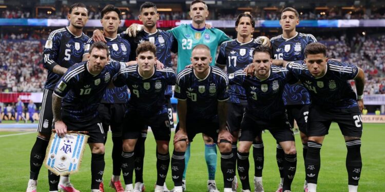 Argentina le dio la vuelta a Inglaterra en los últimos cinco minutos y va a la final contra España