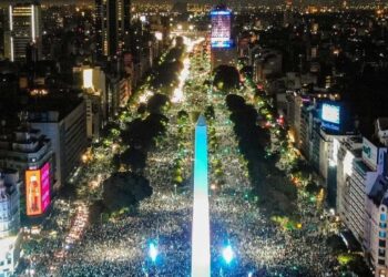 En el Obelisco argentinos con la frente en alto y una conferencia que partió el alma: Así procesó Argentina la derrota