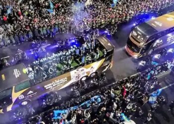 Sin Messi pero con el alma entera: La Selección volvió a Ezeiza y miles de hinchas los recibieron bajo la lluvia