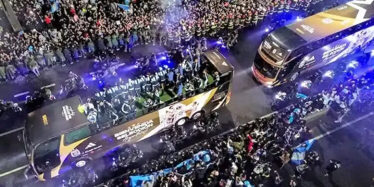 Sin Messi pero con el alma entera: La Selección volvió a Ezeiza y miles de hinchas los recibieron bajo la lluvia