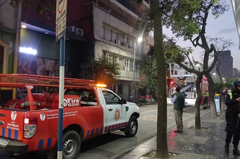 Principio de incendio en un edificio del centro: Un hombre resultó herido y evacuaron a los vecinos