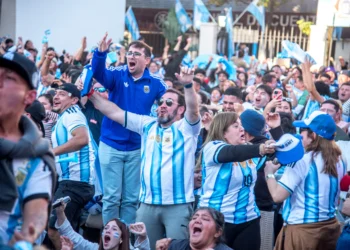 Una multitud celebró el triunfo de Argentina ante Inglaterra y el pase a la final en la Plaza Temática