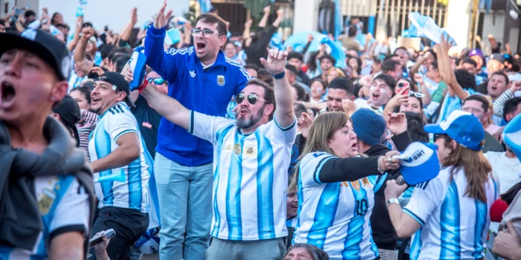 Una multitud celebró el triunfo de Argentina ante Inglaterra y el pase a la final en la Plaza Temática