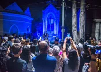 Tucumanos disfrutaron de una obra de teatro nocturna en el Cementerio del Oeste