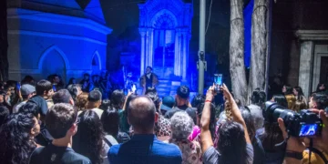 Tucumanos disfrutaron de una obra de teatro nocturna en el Cementerio del Oeste
