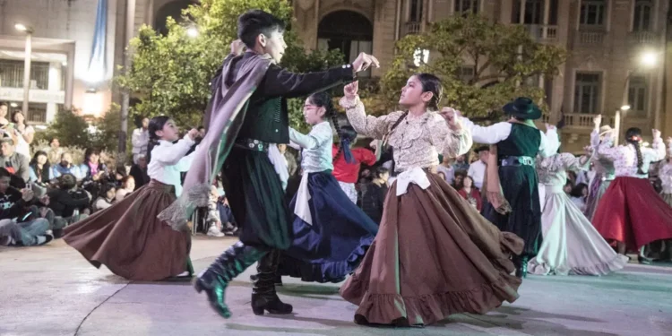 La Plaza Independencia se llenó de folclore y tradición en una noche que reunió a vecinos y turistas