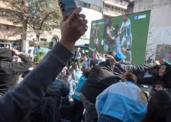 La Plaza Temática volvió a convertirse este martes en el punto de encuentro y cábala de los fanáticos de la Selección Argentina.