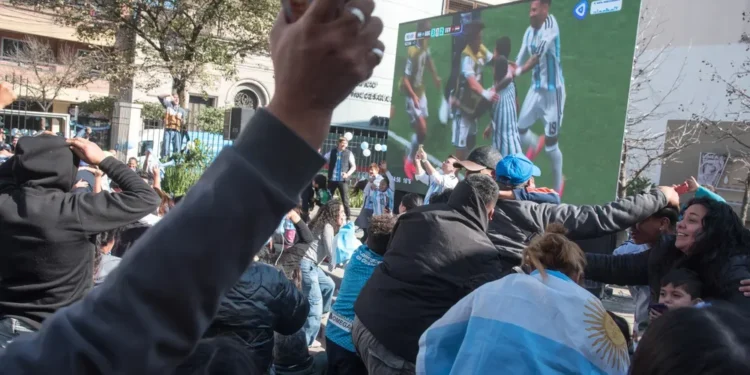 La Plaza Temática volvió a convertirse este martes en el punto de encuentro y cábala de los fanáticos de la Selección Argentina.