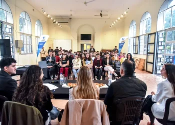 Jóvenes debatieron sobre identidad tucumana, historia y la gesta de Malvinas en un encuentro impulsado por el Municipio