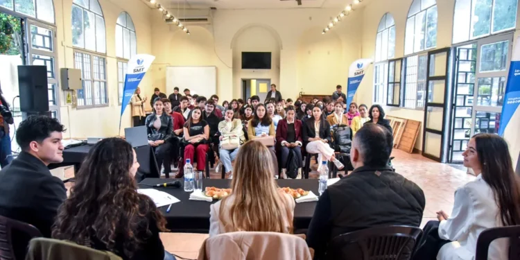 Jóvenes debatieron sobre identidad tucumana, historia y la gesta de Malvinas en un encuentro impulsado por el Municipio