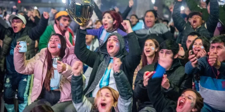 Ya es un clásico: una multitud celebró el pase a semifinales de Argentina en el Punto Mundialista del Parque Avellaneda
