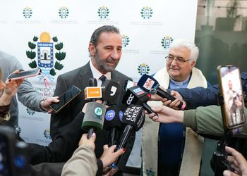 Visita del Arzobispo al Concejo: Fernando Juri hizo entrega al Padre Sánchez de un Rosario para ser obsequiado al papa León XIV