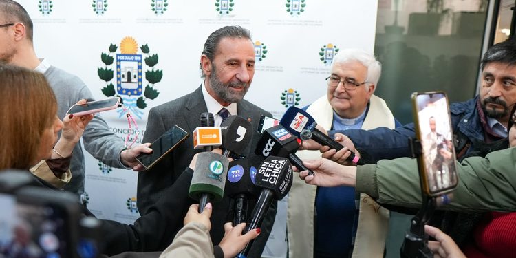 Visita del Arzobispo al Concejo: Fernando Juri hizo entrega al Padre Sánchez de un Rosario para ser obsequiado al papa León XIV