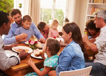 La felicidad no se construye en soledad: Un estudio revela el poder de vivir en comunidad