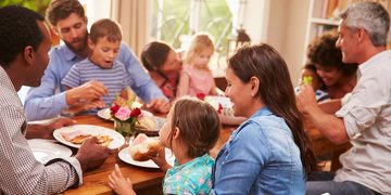 La felicidad no se construye en soledad: Un estudio revela el poder de vivir en comunidad