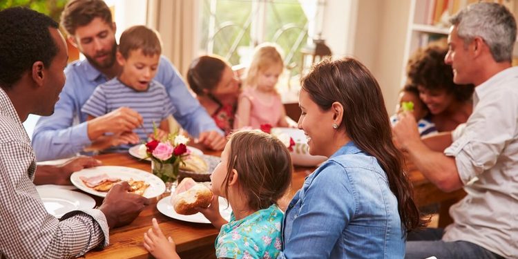 La felicidad no se construye en soledad: Un estudio revela el poder de vivir en comunidad