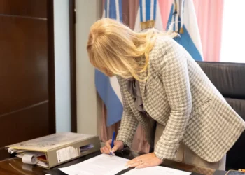 La intendente Chahla firmó la adjudicación del proyecto del Sistema de Desagües Noreste